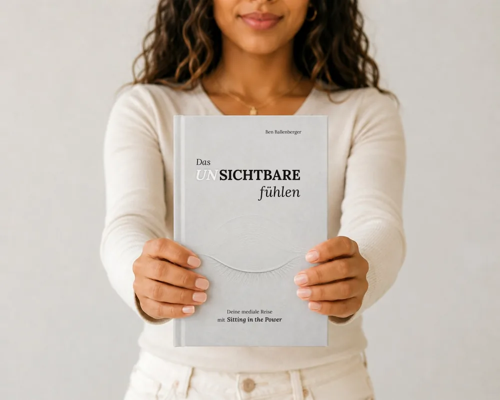 Eine Leserin hält das Buch „Das Unsichtbare fühlen“ mit beiden Händen in die Kamera